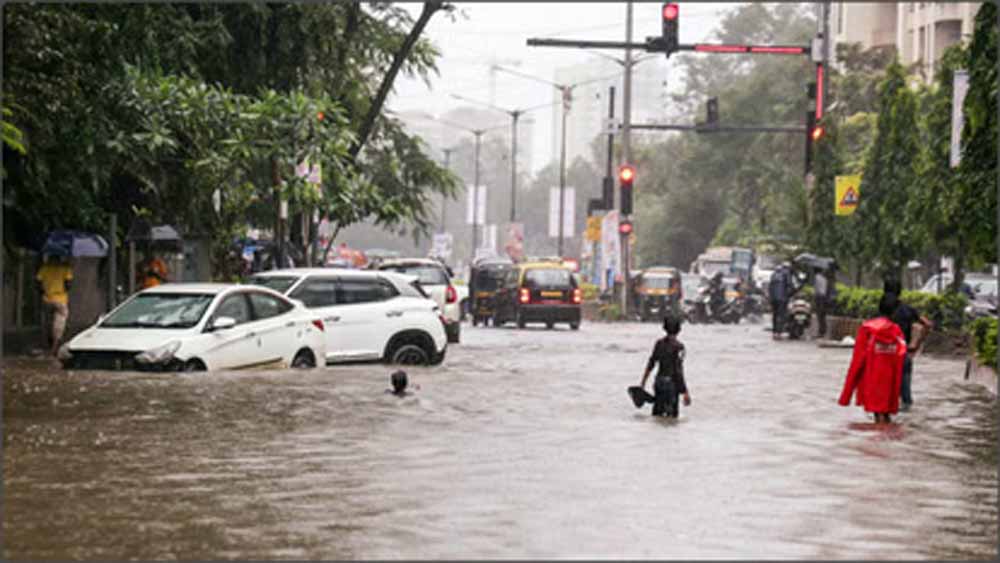 बदरा बरसे मुंबई पर, मराठवाड़ा में बारिश ने मचाया कहर; CM ने राहत कार्यों का जायजा लिया