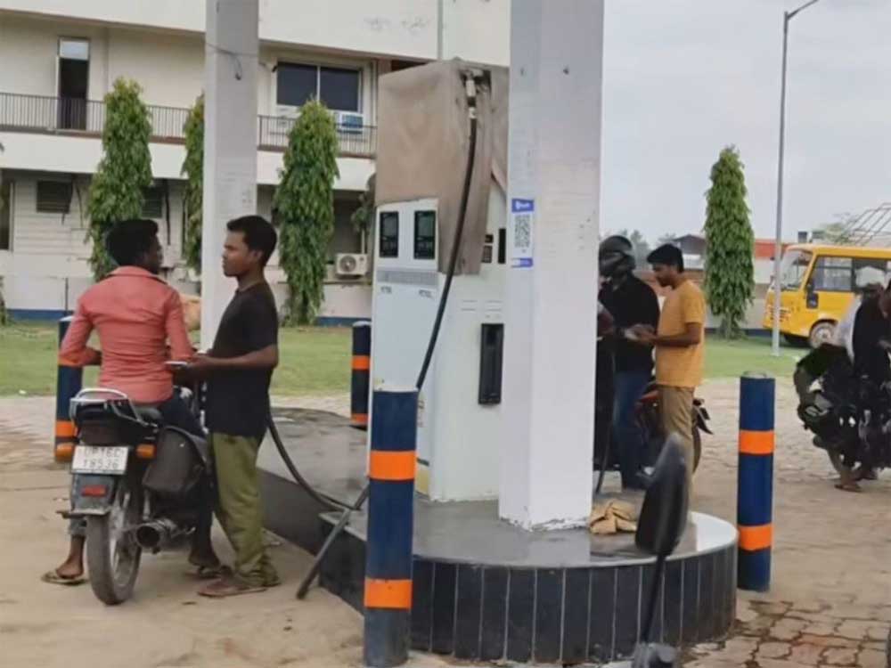 संचालकों के फैसले का असर नहीं, बिना हेलमेट वालों को मिल रहा पेट्रोल