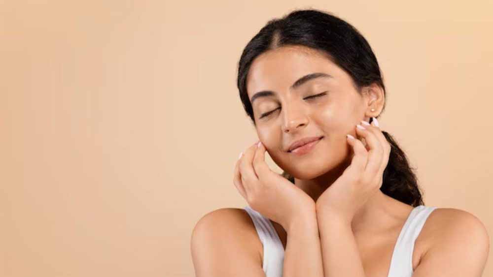 दिनभर खिला-खिला चेहरा चाहिए? ये 5 आसान आदतें बनाती हैं ग्लोइंग त्वचा