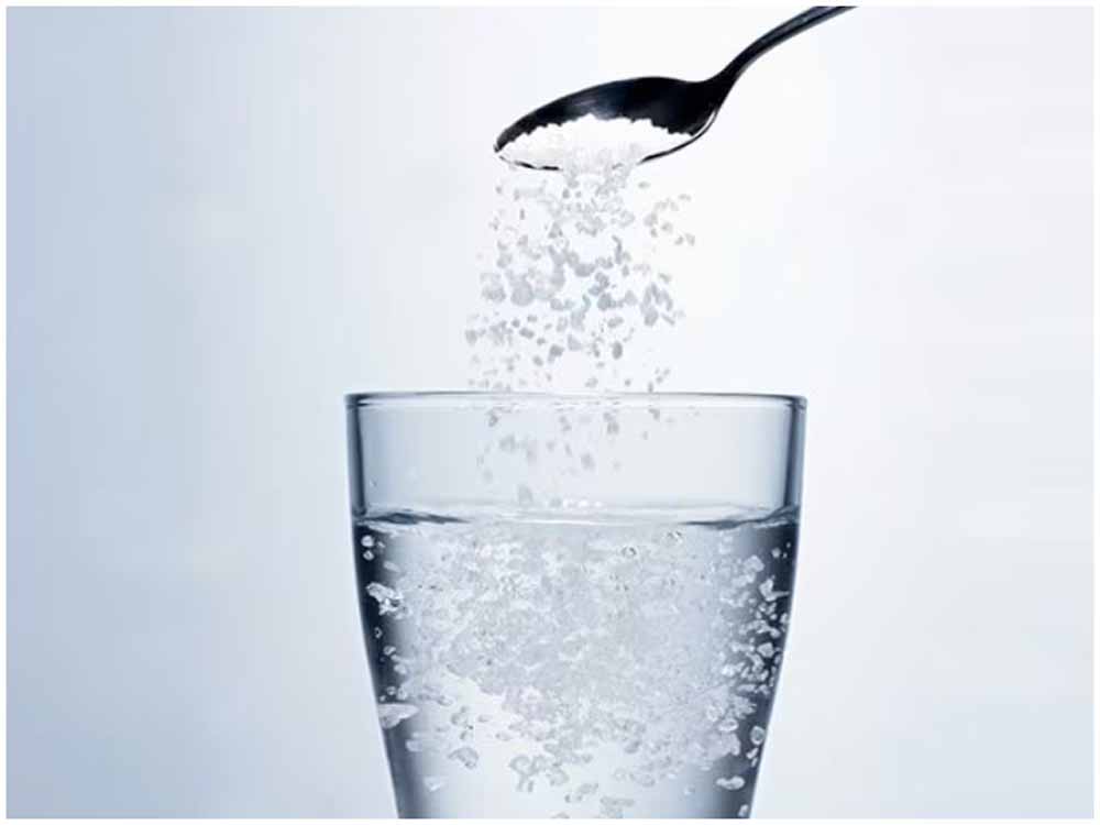 नमक वाला पानी पीने के 6 चौंकाने वाले फायदे, जानें कैसे बदल सकता है सेहत