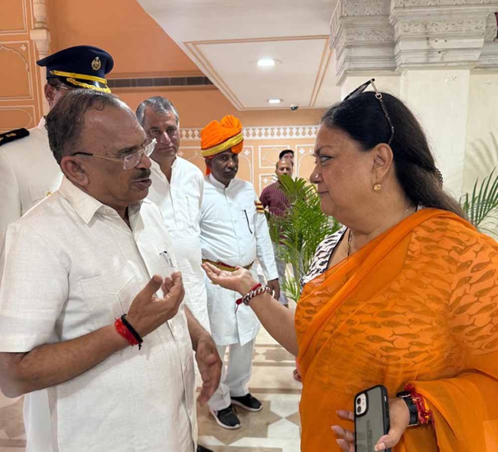 कांग्रेस विधायकों का प्रदर्शन: वसुंधरा विधानसभा में वेल में विरोध जारी