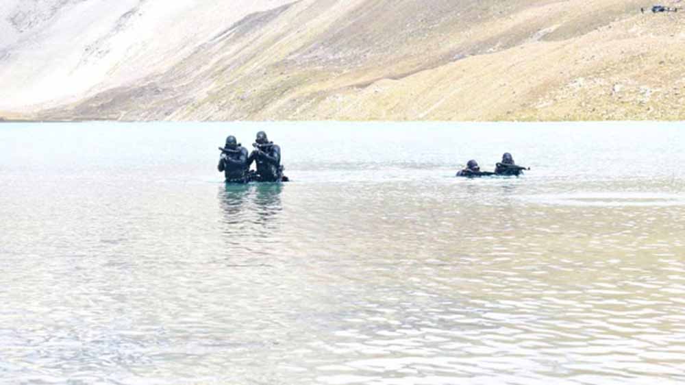 सेना और नौसेना कमांडो का 17000 फीट पर अभ्यास, क्षमता और समन्वय बढ़ाने का प्रयास