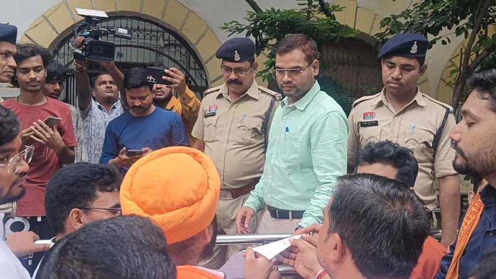 फूहड़ता फैलाने वाले गरबा कार्यक्रमों पर लगाएं प्रतिबंध, हिंदू संगठनों ने कलेक्टर को ज्ञापन सौंपा