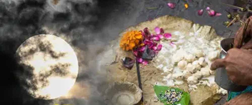 श्राद्ध का आख़िरी दिन: सर्वपितृ अमावस्या पर जानें तर्पण का शुभ समय