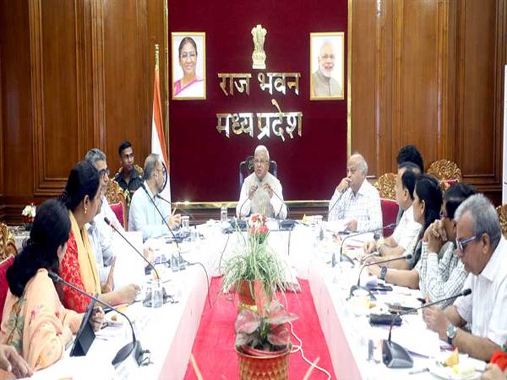 राज्यपाल पटेल ने हाट बाजारों में सिकल सेल और टीबी की स्क्रीनिंग कराने की दी सलाह