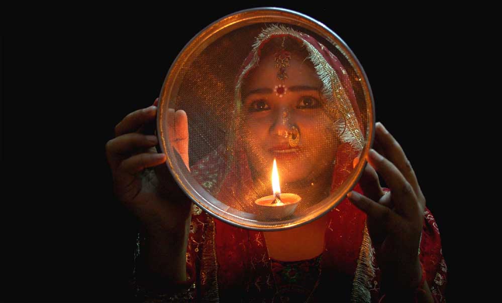 करवा चौथ कब है? 9 और 10 अक्टूबर में से सही तिथि, शुभ समय और पूजा सामग्री की जानकारी