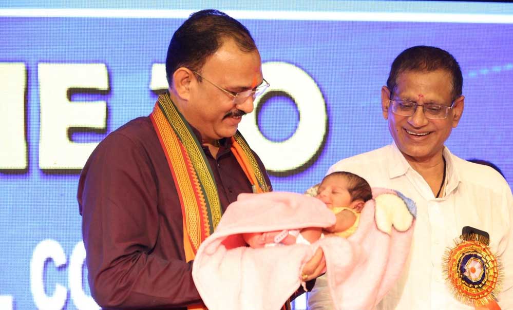 व्यावसायिकता के बीच सेवा भाव बनाए रखना एक चुनौती: स्वास्थ्य मंत्री