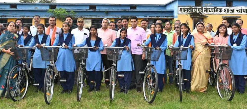 मंत्री टंकराम वर्मा ने प्रार्थना व किचन शेड का भूमिपूजन, 57 छात्राओं को साइकिल वितरित