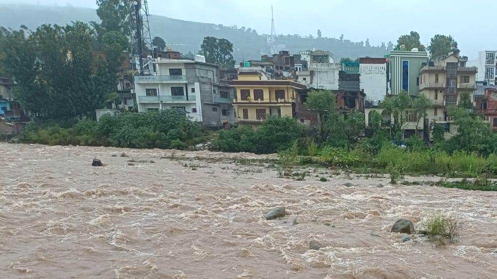 राजौरी में भूस्खलन से सड़क ध्वस्त, मंडी (HP) में मूसलधार बारिश से जनजीवन प्रभावित