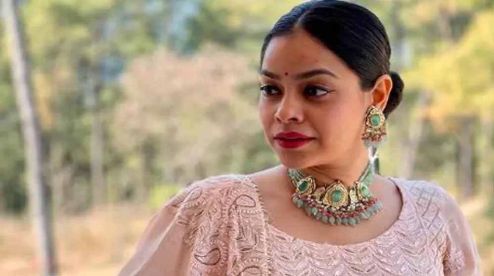 सुमोना ने खोला दर्द, कहा: पहली बार हुई ऐसी बदसलूकी, कार को भीड़ ने घेरा