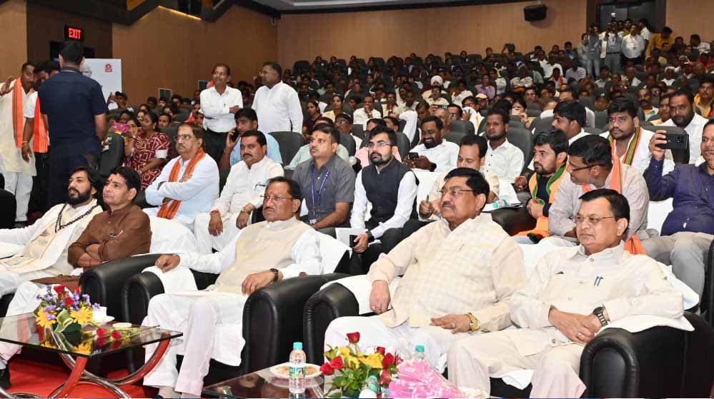 रायपुर में मुख्यमंत्री विष्णु देव साय ने 125वीं ‘मन की बात’ सुनी, मंत्री और नागरिक भी हुए शामिल