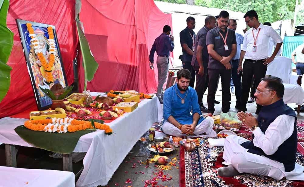 मुख्यमंत्री साय ने मुख्यमंत्री निवास में भगवान विश्वकर्मा जयंती पर की पूजा अर्चना