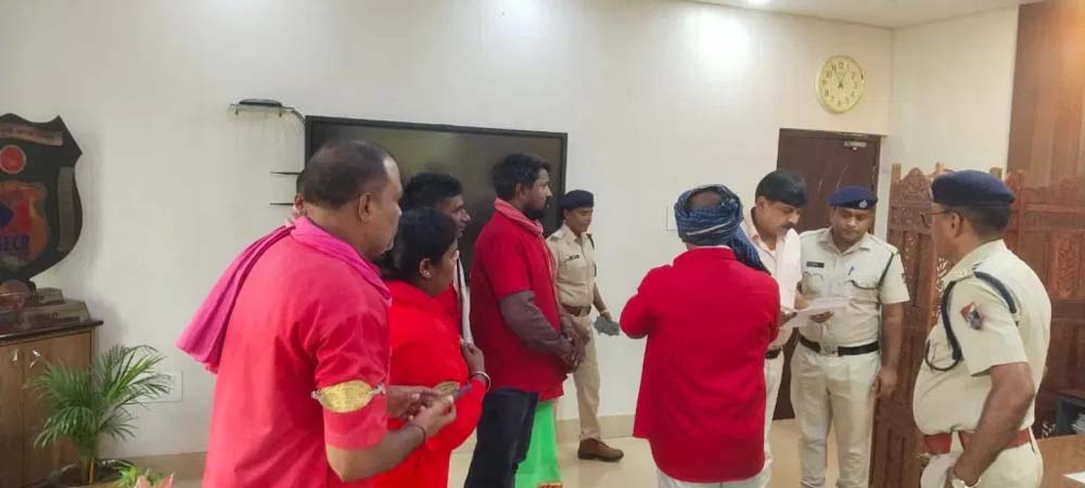 कुलियों का प्रदर्शन: परिवार के भरण-पोषण पर संकट, बैटरी वाहनों का विरोध तेज