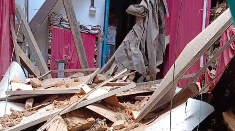 कलेक्ट्रेट भवन की छत गिरी, रायपुर में मची भगदड़