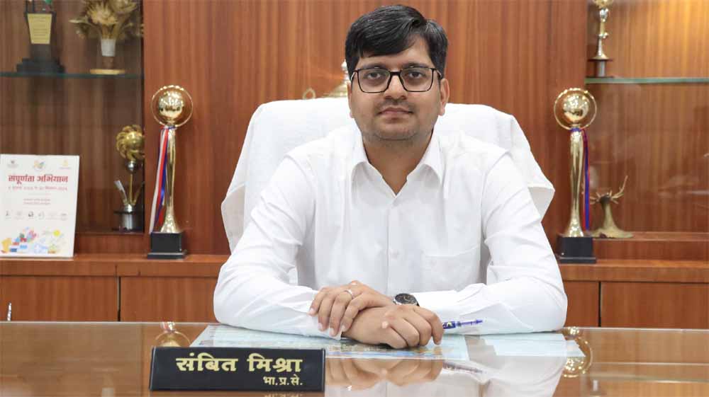 कलेक्टर ने ली समीक्षा बैठक: आश्रम, छात्रावासों के संचालन हेतु दिए आवश्यक दिशा-निर्देश