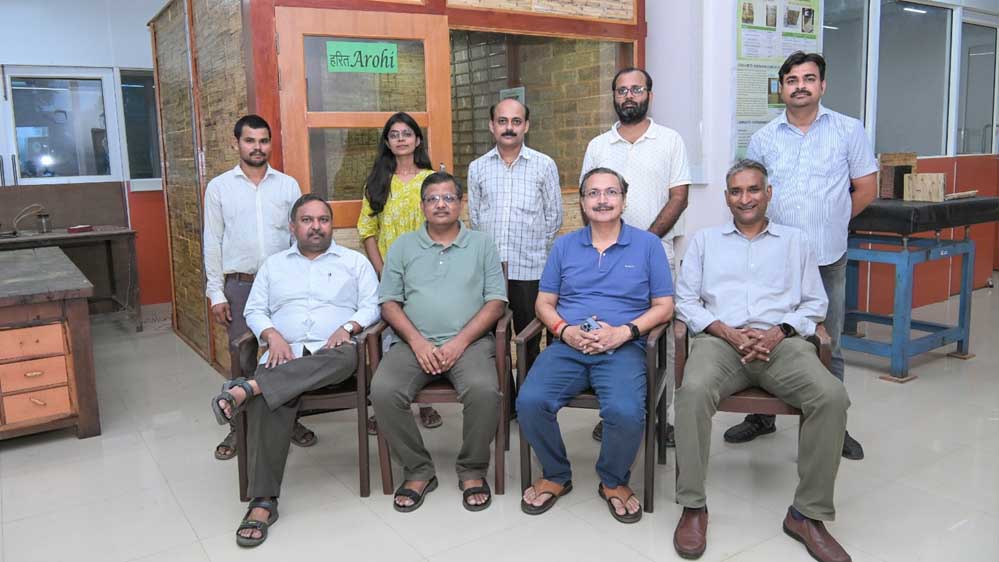 आईआईटी कानपुर के शोधकर्ताओं ने कृषि अवशेष और जंगली घास से विकसित किया पर्यावरण-अनुकूल हरितअरोही कुटीर