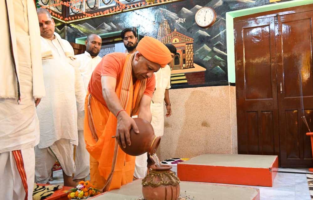 गोरखनाथ मंदिर के शक्तिपीठ में गोरक्षपीठाधीश्वर एवं मुख्यमंत्री योगी आदित्यनाथ ने की कलश स्थापना