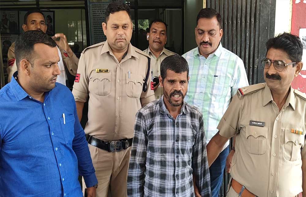 तांत्रिक क्रिया के लिए कब्रों से छेड़छाड़ करने वाला बदमाश गिरफ्तार