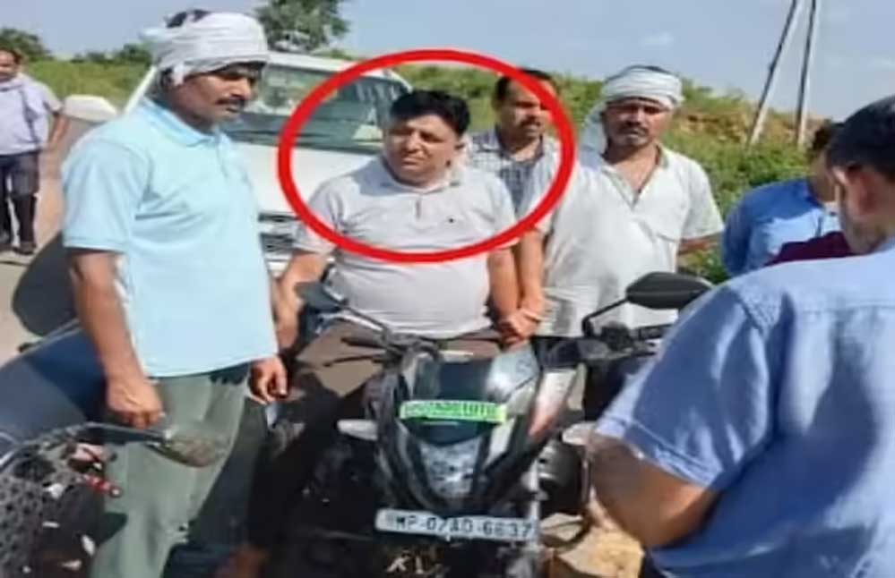 शिवपुरी : बीच सड़क पर लोकायुक्त की छापेमारी, रिश्वत लेते फॉरेस्ट गॉर्ड को दबोचा