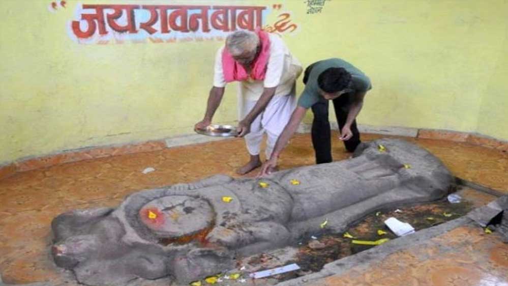 दशहरा की धूम नटेरन में, रावण पूजा और राम-रावण सेना के बीच पत्थर युद्ध का महा नाटक