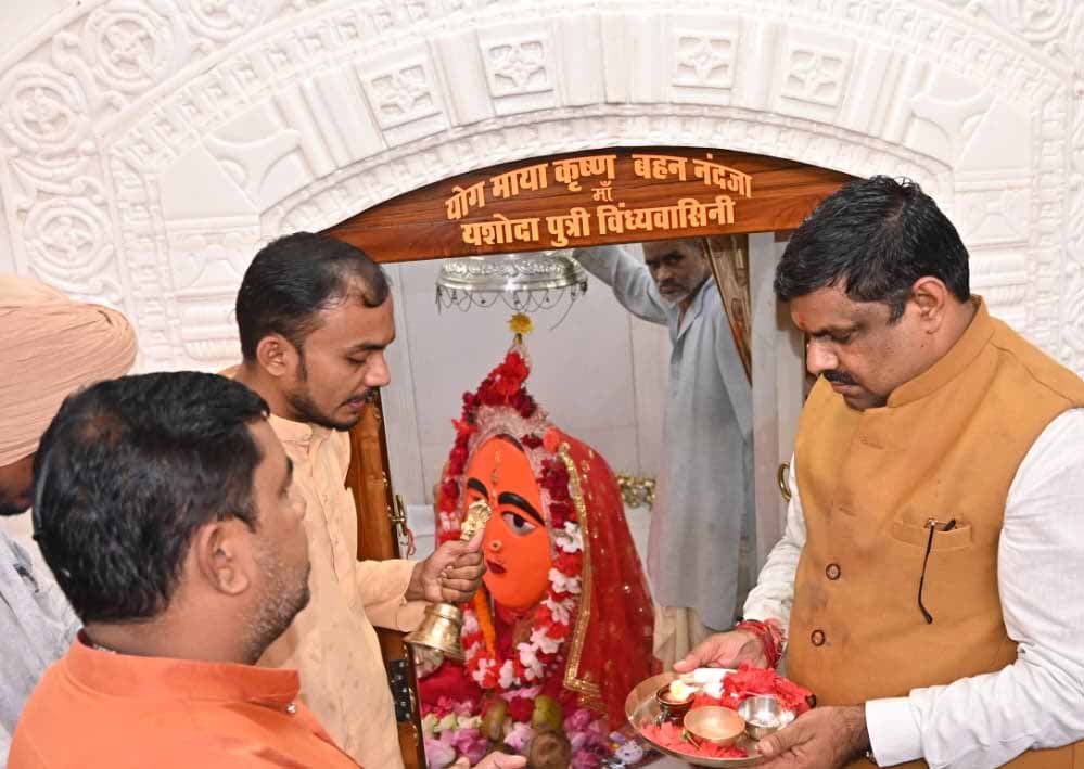 रायपुर : स्कूल शिक्षा मंत्री गजेन्द्र यादव ने धमतरी में माँ विंध्यवासिनी मंदिर में की पूजा-अर्चना