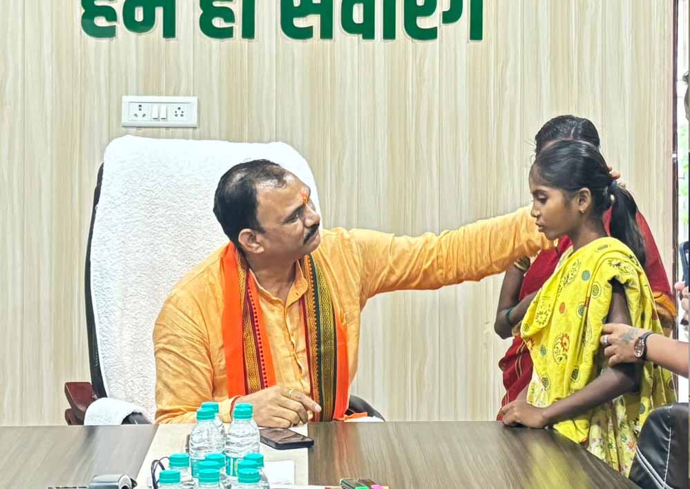 स्वास्थ्य मंत्री श्री श्याम बिहारी जायसवाल ने भोपालपटनम से आए परिवार को दिया संपूर्ण इलाज का भरोसा