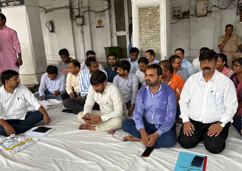 अवैध कब्जा हटाने गई टीम पर FIR, लेखपाल-नायब तहसीलदारों ने धरना दिया