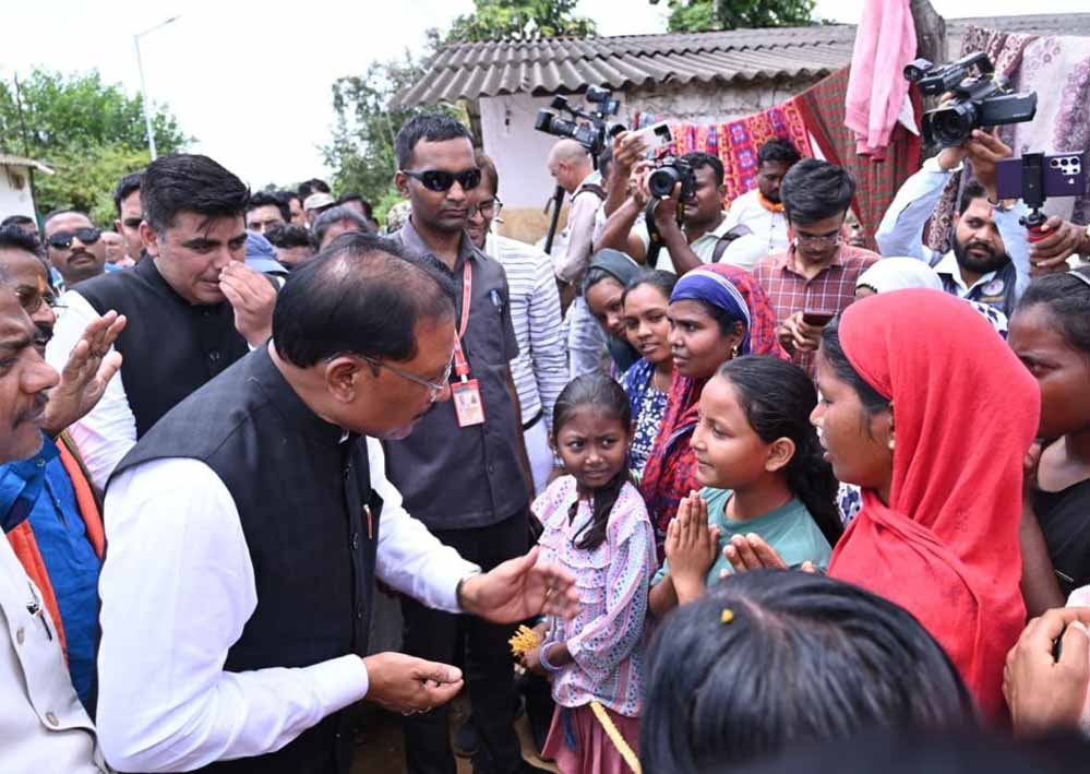 बाढ़ प्रभावितों के बीच पहुंचे CM विष्णु देव साय, अधिकारियों को दिए सख्त निर्देश