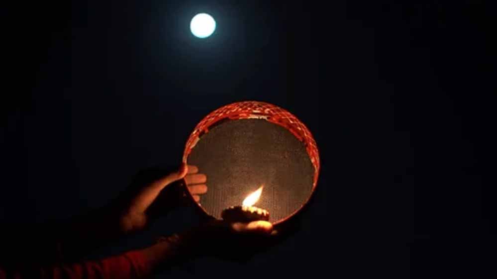 जानें करवा चौथ का व्रत कब है और कैसे करें सही पूजा