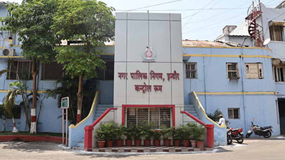 साइनबोर्ड विवाद: इंदौर में नगर निगम के दो कर्मचारियों पर कार्रवाई, एक की नौकरी गई