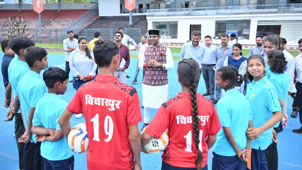 विचारपुर की फुटबॉल टीम से मिले मंत्री सारंग, खिलाड़ियों को दी हौसला अफजाई