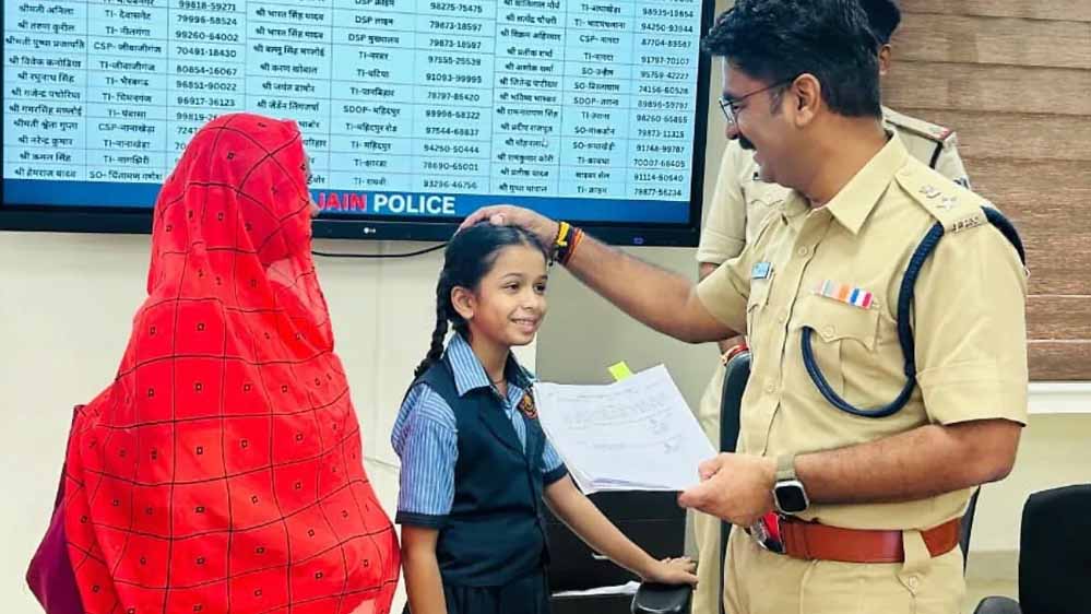 मासूम का सपना हुआ पूरा: 8 साल की बच्ची को मिली पुलिस की नौकरी, जानें कितना मिलेगा वेतन