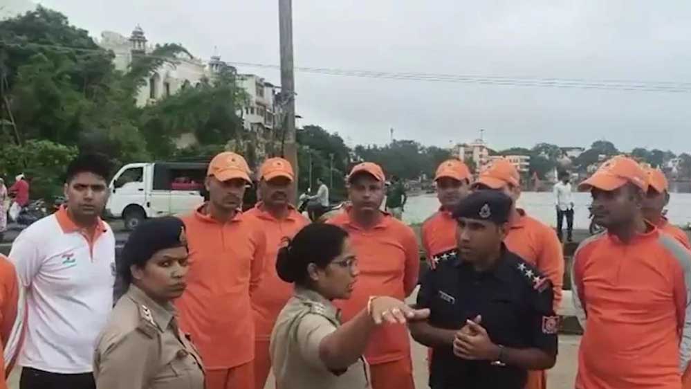 शिप्रा पुल से कार गिरी, टीआई मृत, एसआई और महिला कांस्टेबल की तलाश जारी