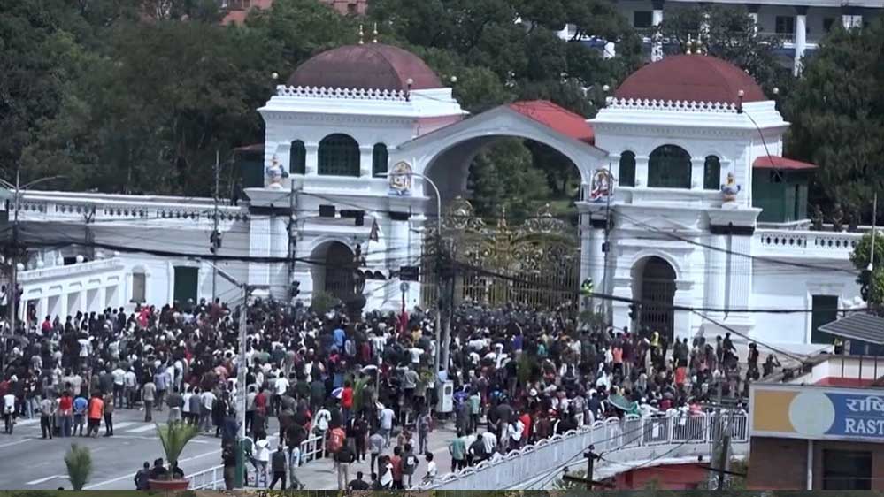 बड़ा राजनीतिक संकट: नेपाल के PM ओली ने छोड़ी कुर्सी, प्रदर्शनकारियों ने संसद को बनाया निशाना