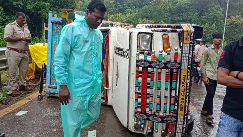 गणेश विसर्जन जाते समय हादसा: खंडवा में वाहन पलटा, 20 घायल, 10 अस्पताल में भर्ती