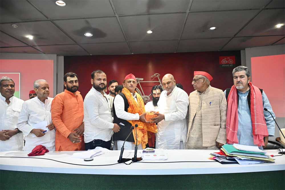 अखिलेश यादव से आज महंत श्री रमेश दास जी महाराज ने भेंट की