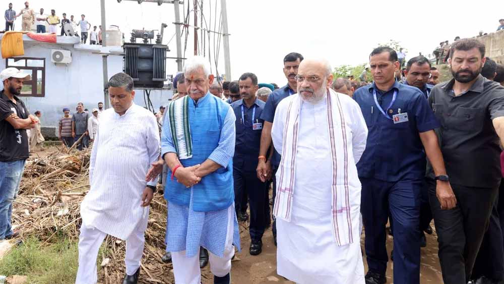 अमित शाह पहुंचे बाढ़ग्रस्त इलाके, पीड़ितों को हरसंभव मदद का आश्वासन