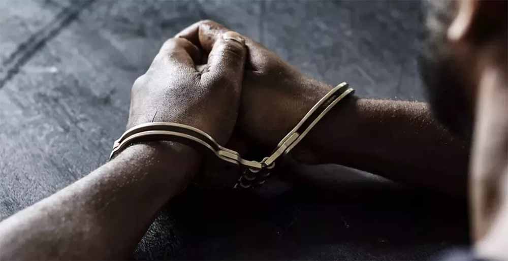 सदी पुरानी लाइसेंसी बंदूक की दुकान में गिरफ्तार तीन आरोपी, अवैध हथियारों का हुआ खुलासा