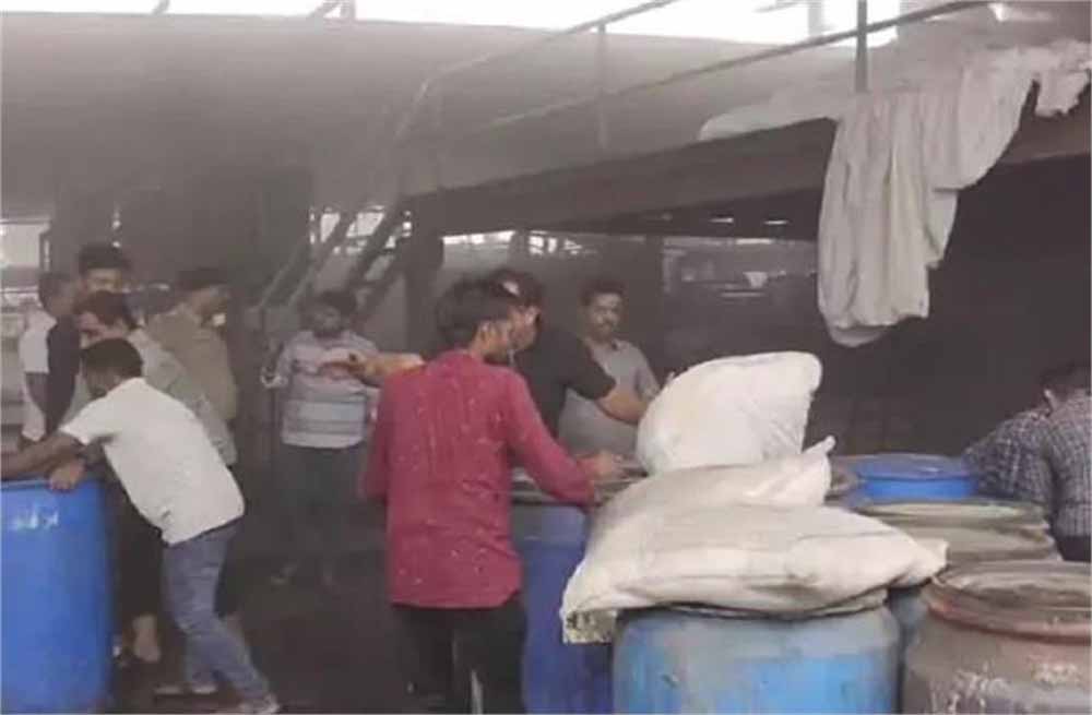 ड्रम फटने से सूरत की मिल में लगी आग, 2 की मौत, 22 घायल