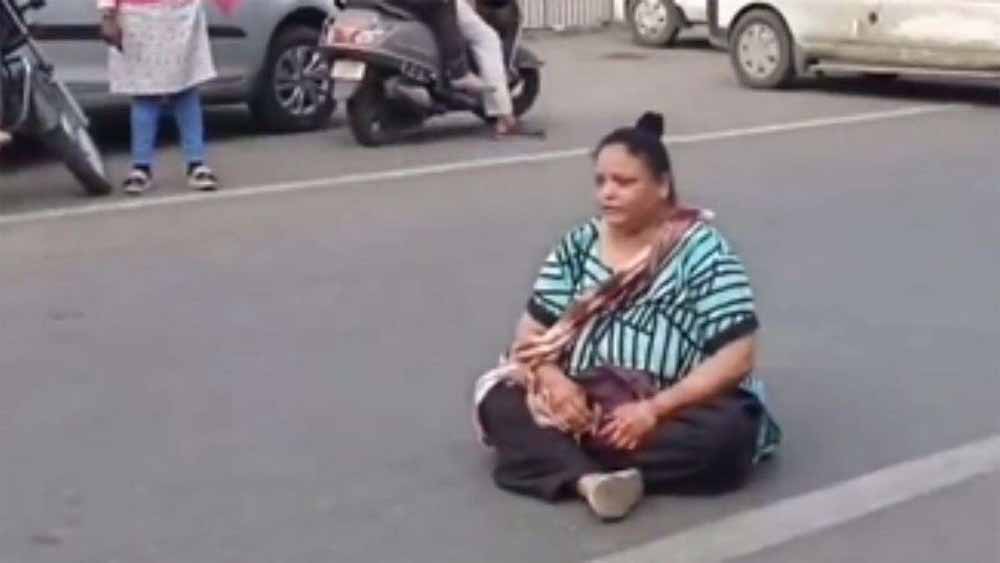 सड़क पर ही विरोध! 20 रुपये में 6 नहीं, सिर्फ 4 गोलगप्पे पर महिला ने किया हंगामा