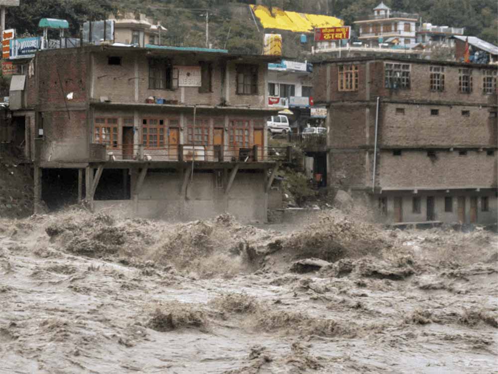 भारी बारिश का कहर: हिमाचल में 6 NH और 1,311 सड़कें बंद, रेल संचालन रुका