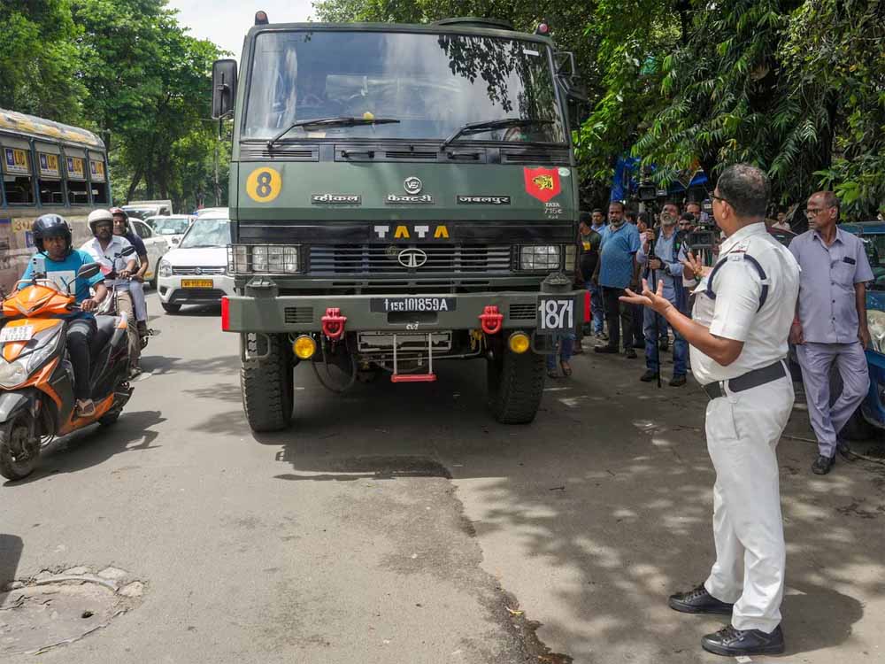 TMC मंच हादसे के बाद कोलकाता पुलिस की सख्ती, सेना का ट्रक रोका
