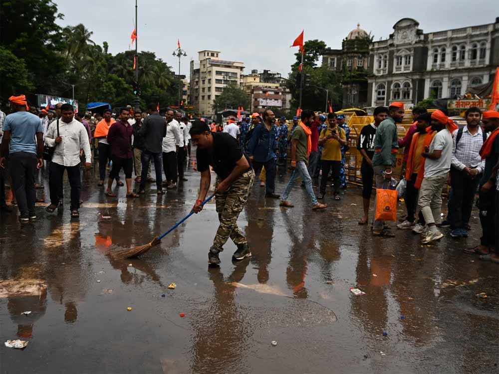 मुंबई पर मराठाओं का दावा खारिज, जजों पर बरसे संजय राउत