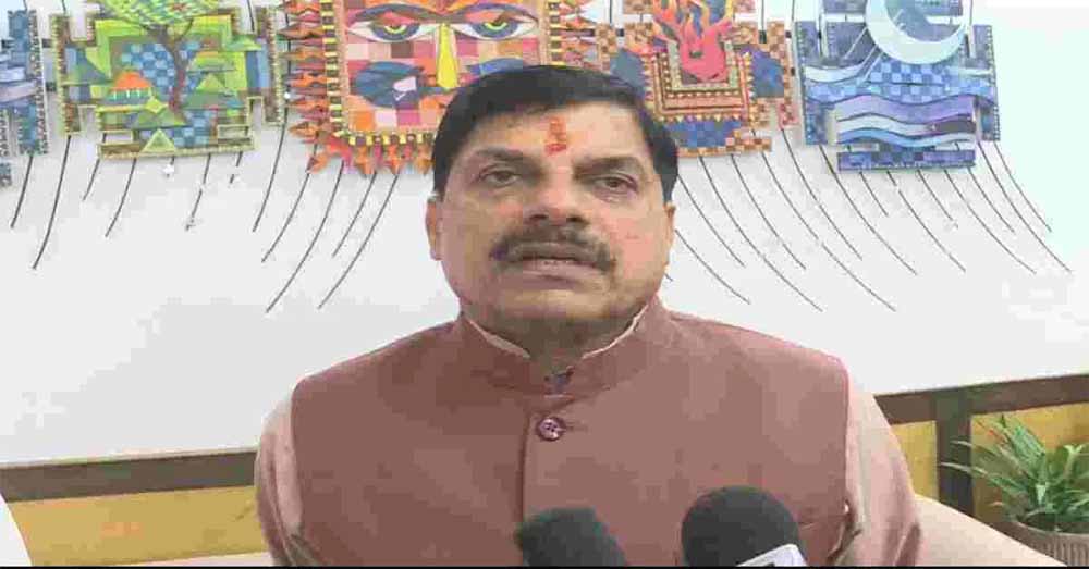 बाढ़ पीड़ितों की मदद को आगे आए MP सीएम, 5 करोड़ की सहायता और राहत सामग्री भेजी