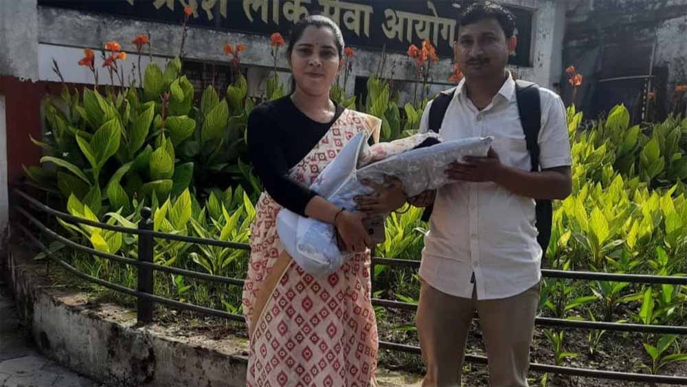 माँ और अफ़सर: 20 दिन की बेटी के साथ आत्मविश्वास से DSP बनी वर्षा की कहानी