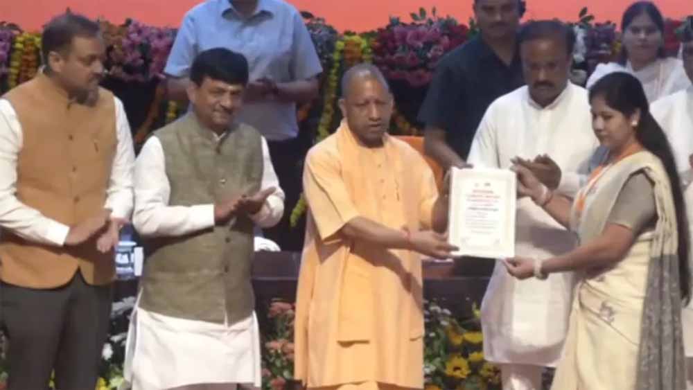 नियुक्ति पत्र पाकर खुश हुए शिक्षक, मुख्यमंत्री योगी ने की प्रेरक बातें