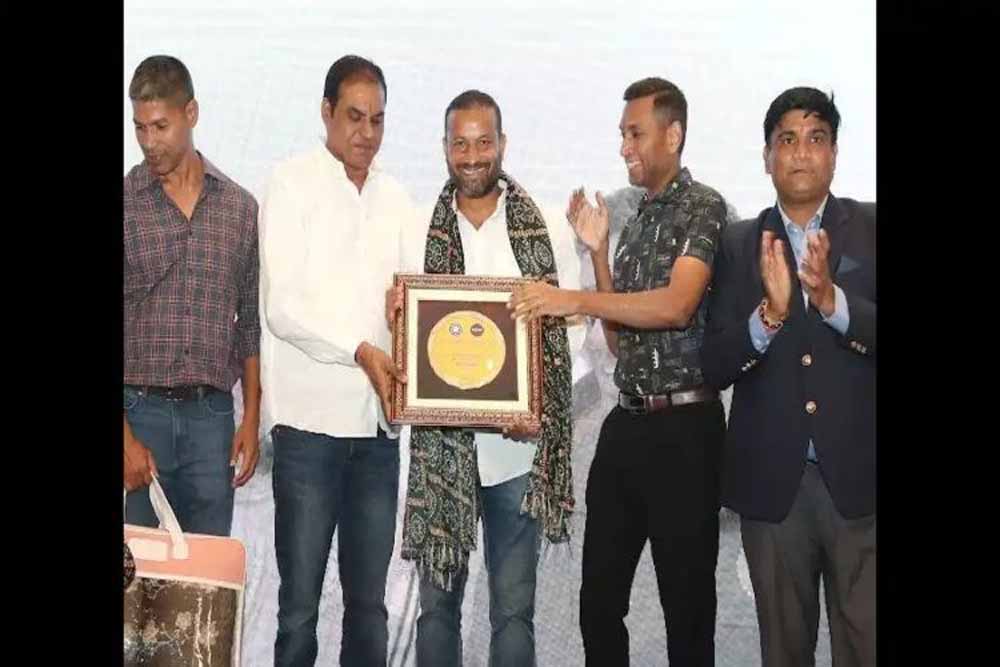 रविंद्र लाइफटाइम अचीवमेंट अवॉर्ड से सम्मानित