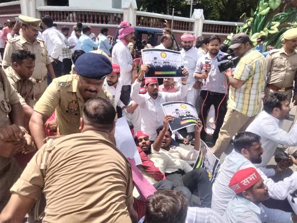 लाठीचार्ज का विरोध: ABVP के समर्थन में सपा छात्र सभा मैदान में उतरी