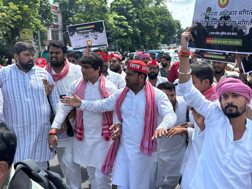 लॉ छात्रों के साथ हो रही धोखाधड़ी के खिलाफ राजभवन का किया घेराव