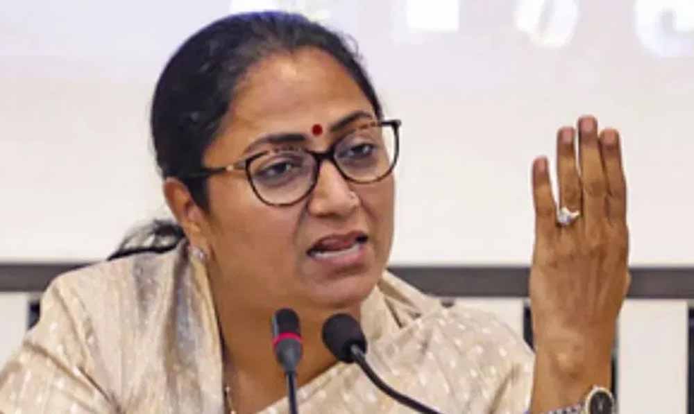 EVM हैकिंग को लेकर दिल्ली में राजनीति गरमाई, रेखा गुप्ता के बयान पर केजरीवाल ने किया पलटवार